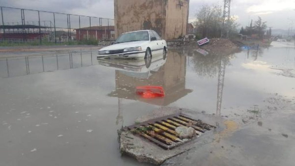 Çorum'da dolu ve sağanak: Yollar taştı, ev ve iş yerlerini su bastı