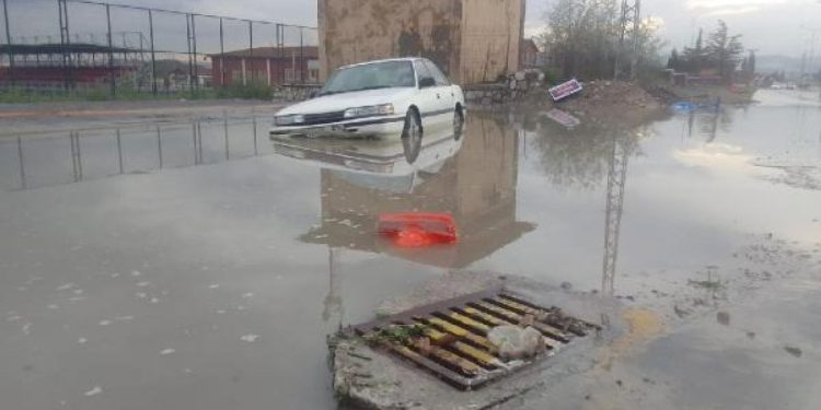 Çorum'da dolu ve sağanak: Yollar taştı, ev ve iş yerlerini su bastı