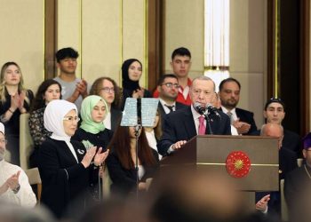 Cumhurbaşkanı Erdoğan, Cumhurbaşkanlığı Göreve Başlama Töreni'nde yaptığı konuşmada "Gün, bir olma, beraber olma, bin yıllık kardeşliğimizi perçinleme günüdür. Gün, evlatlarımızın aydınlık yarınlarına sahip çıkma günüdür." dedi.