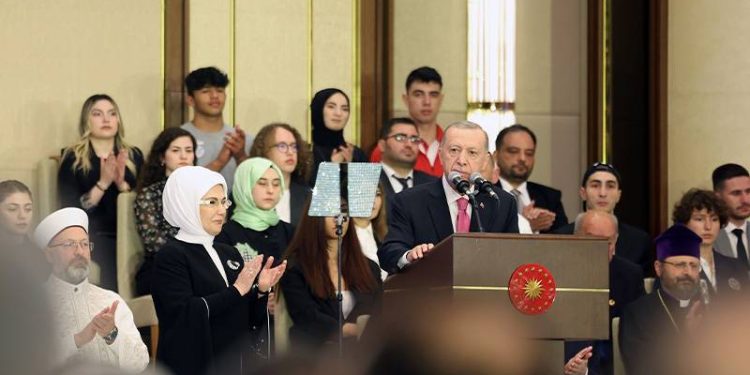 Cumhurbaşkanı Erdoğan, Cumhurbaşkanlığı Göreve Başlama Töreni'nde yaptığı konuşmada "Gün, bir olma, beraber olma, bin yıllık kardeşliğimizi perçinleme günüdür. Gün, evlatlarımızın aydınlık yarınlarına sahip çıkma günüdür." dedi.