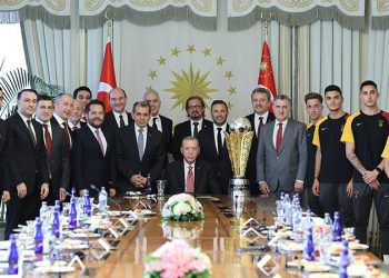 Cumhurbaşkanı Erdoğan, Süper Lig şampiyonu Galatasaray'ı kabul etti