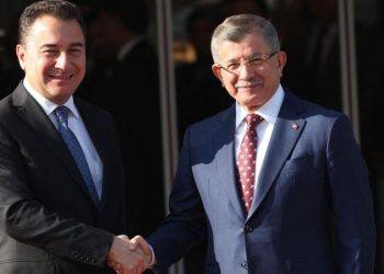 Seçimlerin ardından Meclis'te altıncı grubu kurmak için harekete geçen DEVA Partisi ile Gelecek Partisi arasındaki görüşme trafiği liderler düzeyinde devam ediyor. İki partinin liderleri Ali Babacan ve Ahmet Davutoğlu, “olumlu ya da olumsuz” görüşmeler sona erene kadar kamuoyuna açıklama yapmama kararı aldı.
