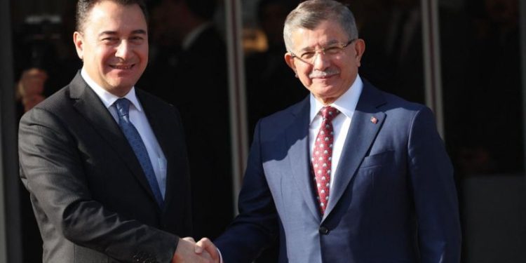 Seçimlerin ardından Meclis'te altıncı grubu kurmak için harekete geçen DEVA Partisi ile Gelecek Partisi arasındaki görüşme trafiği liderler düzeyinde devam ediyor. İki partinin liderleri Ali Babacan ve Ahmet Davutoğlu, “olumlu ya da olumsuz” görüşmeler sona erene kadar kamuoyuna açıklama yapmama kararı aldı.