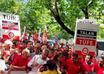DİSK, TÜİK önünde açıklama yaptı: Gelir eşitsizliğindeki adaletsizliğe isyan ediyoruz!