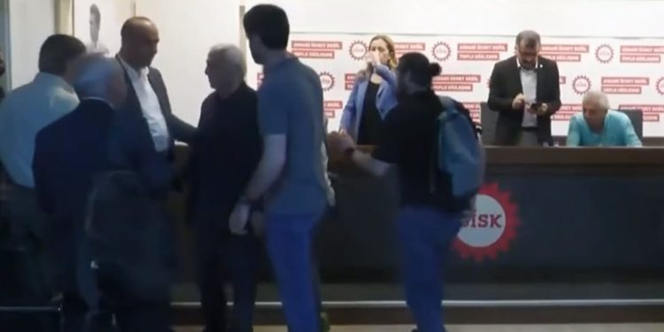 DİSK yöneticisinden gazeteciye 'fotoğraf' engellemesi: Gelme lan bir daha