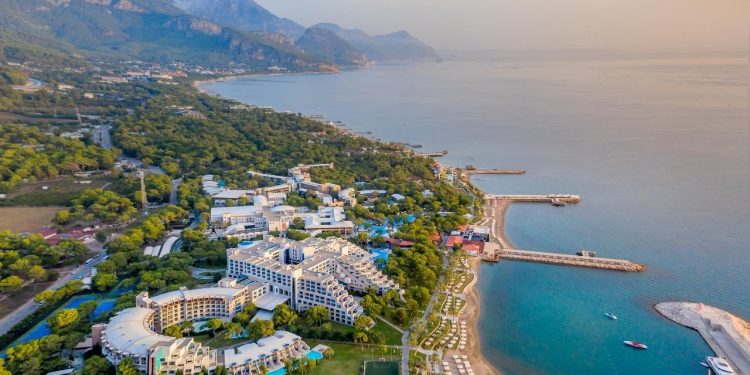 Daily Mail: Kemer'deki Rixos Sungate otelinde gıdadan zehirlenen turistler dava açacak