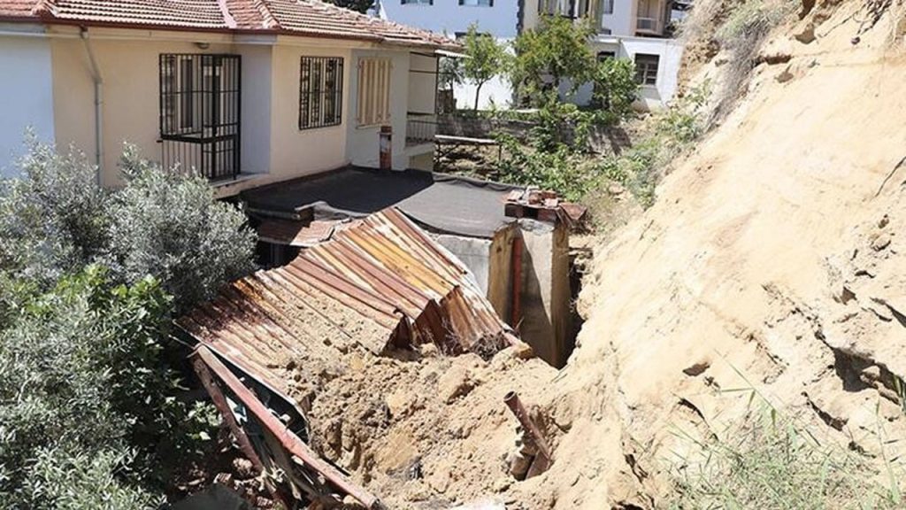 Denizli'de heyelan sonrası mahalleli tedirgin: Toprak kaymaları sürüyor