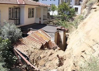 Denizli'de heyelan sonrası mahalleli tedirgin: Toprak kaymaları sürüyor