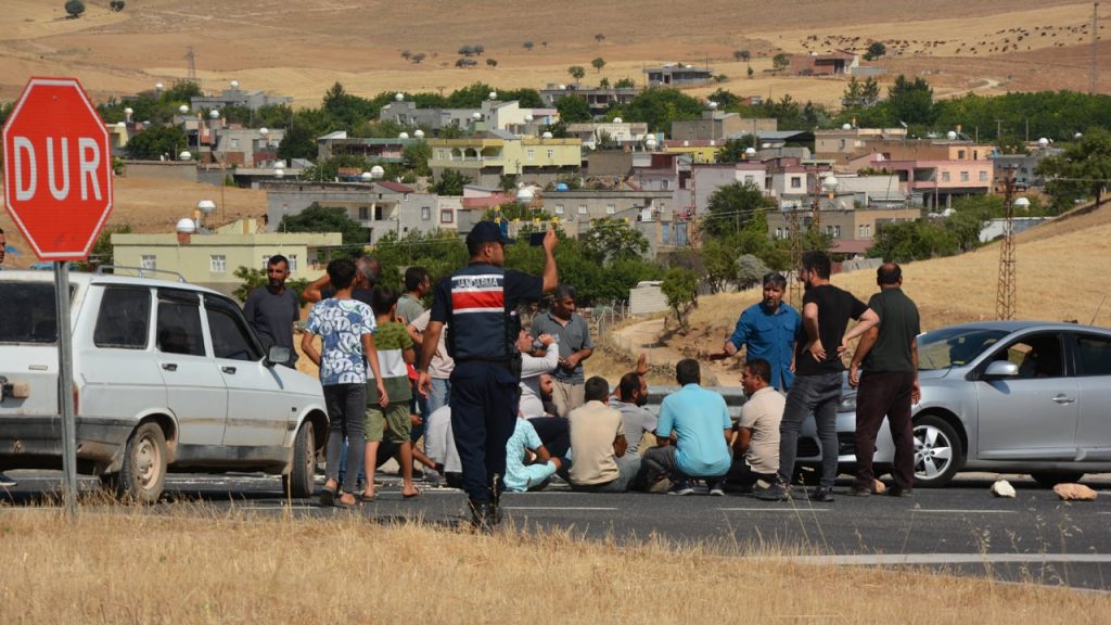 Diyarbakır'da 15 gündür elektrik sorunu yaşayan mahalleliler yolu kapattı