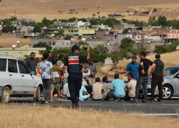Diyarbakır'da 15 gündür elektrik sorunu yaşayan mahalleliler yolu kapattı