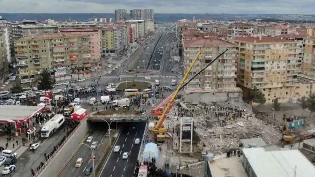 Diyarbakır’da depremde ağır hasar alan bina kontrollü yıkım bekliyor: Bazı caddeler dört aydır kapalı