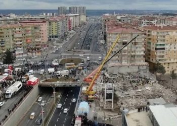 Diyarbakır’da depremde ağır hasar alan bina kontrollü yıkım bekliyor: Bazı caddeler dört aydır kapalı