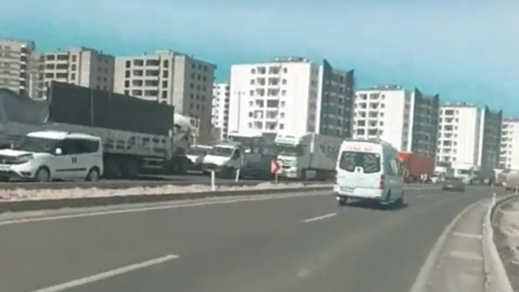 Diyarbakır’da sınav günü yol çalışması: Onlarca aday sınava giremedi