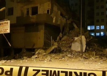 Diyarbakır'da yıkımı yarım bırakılan ağır hasarlı bina çöktü