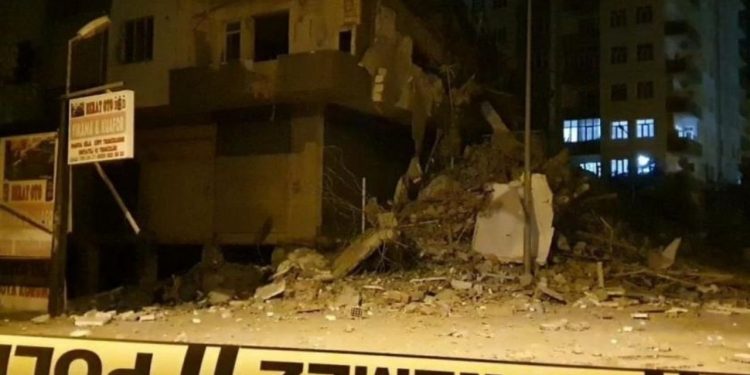 Diyarbakır'da yıkımı yarım bırakılan ağır hasarlı bina çöktü