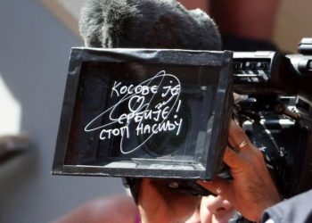 Sırp tenisçi Novak Djokovic, Fransa Açık Tenis Turnuvası’nın yayınında kullanılan kameranın merceğine, Kosova’da devam eden gerilime atıfta bulunarak, "Kosova Sırbistan'ın kalbi. Şiddeti durdurun" diye yazdı.