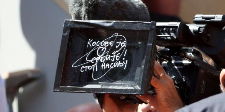 Sırp tenisçi Novak Djokovic, Fransa Açık Tenis Turnuvası’nın yayınında kullanılan kameranın merceğine, Kosova’da devam eden gerilime atıfta bulunarak, "Kosova Sırbistan'ın kalbi. Şiddeti durdurun" diye yazdı.