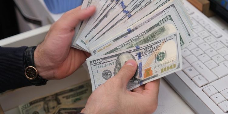 Dolar ve euroda yeni rekor