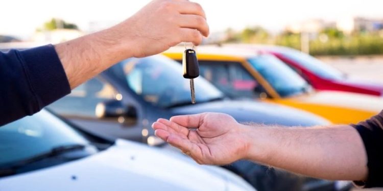 Döviz kurundaki hızlı yükseliş sıfır kilometre araçlarda yeni zam dalgası başlatırken, ikinci el otomobil piyasası da hareketlendi. Sektör temsilcileri, bayrama kadar kademeli olarak ikinci el otomobil fiyatlarında yüzde 6’ya varan artışlar olabileceğini söylüyor.