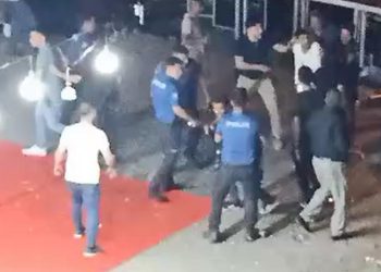 Düğün değil meydan savaşı: Emniyet güçlerine taş, sopa ve baltayla saldırdılar!