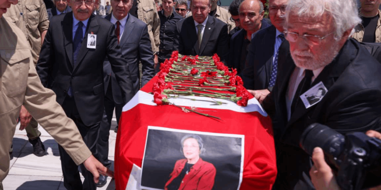 Dünyaca ünlü keman virtüözü Suna Kan son yolculuğuna uğurlandı