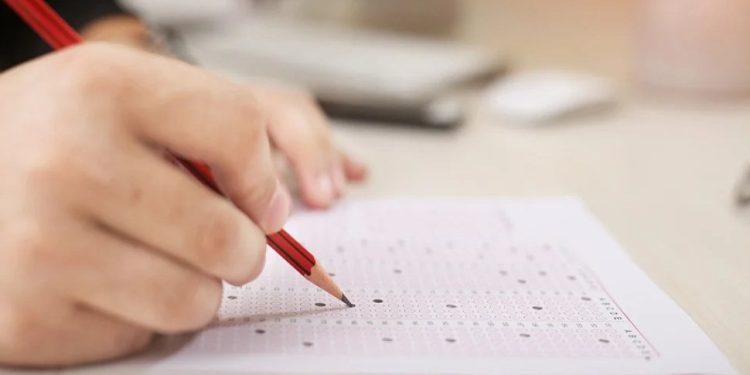 Eğitim Sen'den Diyarbakır'daki YKS kararına tepki: 'Sadece üç okul ağır hasarlı, Diyarbakır'da okullar arzı karşılıyor'