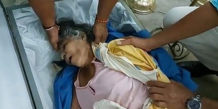 Ekvador şaşkın: 'Ölü' kadın kendi cenazesinde tabutta 'dirildi'