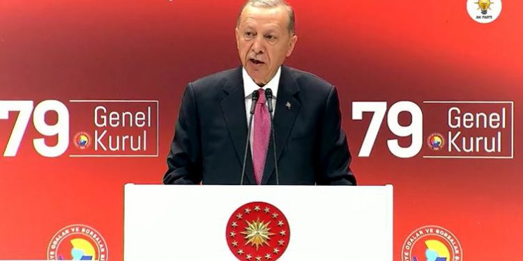 Erdoğan: Son dönemde siyasi şantaj malzemesi haline gelen vize sorununu en kısa sürede çözeceğiz