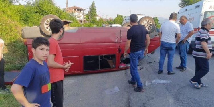 Ereğli'de işçi taşıyan minibüs kaza yaptı: Yedi yaralı