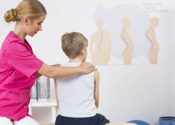 Erken tanı ameliyatı önleyebiliyor: Çocuklarda skolyozun 3 önemli belirtisini ihmal etmeyin