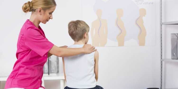 Erken tanı ameliyatı önleyebiliyor: Çocuklarda skolyozun 3 önemli belirtisini ihmal etmeyin