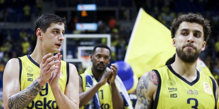 Fenerbahçe Beko'dan Anadolu Efes'a 42 sayılık fark