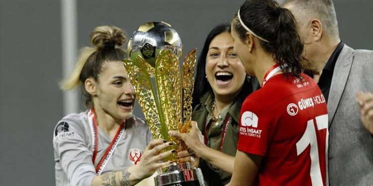 Fenerbahçe Petrol Ofisi'ni finalde yenen ABB FOMGET, Kadın Futbol Süper Ligi'nin şampiyonu oldu