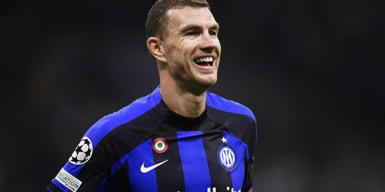 Fenerbahçe resmi hesabı duyurdu: Edin Dzeko geliyor