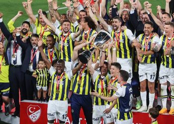 Fenerbahçe, seremoniye 5 yıldızlı formalarla çıktı