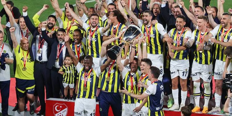 Fenerbahçe, seremoniye 5 yıldızlı formalarla çıktı