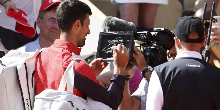 Fransa Açık'ta kameraya "Kosova Sırbistan'ın kalbidir" yazan Djokovic'e disiplin soruşturması talebi