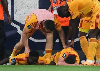 Fransa'da Bordeaux-Rodez maçı saldırı nedeniyle yarıda kaldı; bir futbolcu beyin sarsıntısı geçirdi