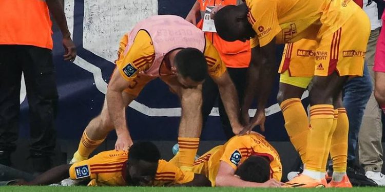 Fransa'da Bordeaux-Rodez maçı saldırı nedeniyle yarıda kaldı; bir futbolcu beyin sarsıntısı geçirdi