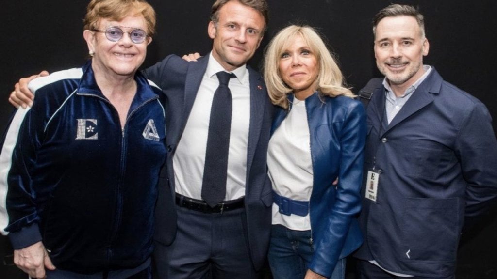 Fransa'da sokaklar yanarken Cumhurbaşkanı Macron, Elton John konserinde eğlenmiş