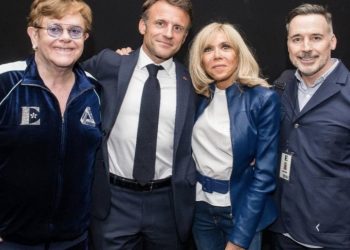Fransa'da sokaklar yanarken Cumhurbaşkanı Macron, Elton John konserinde eğlenmiş