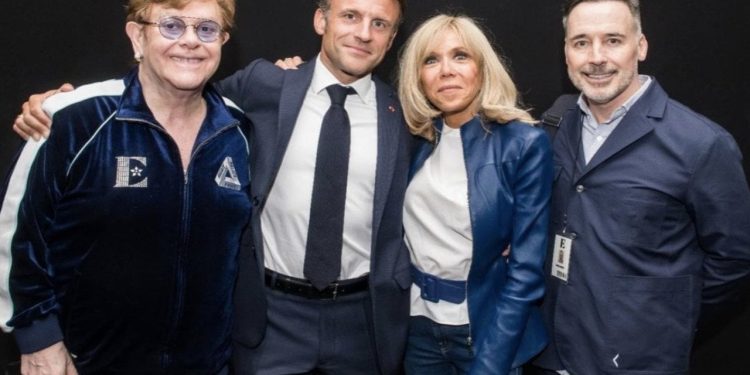 Fransa'da sokaklar yanarken Cumhurbaşkanı Macron, Elton John konserinde eğlenmiş