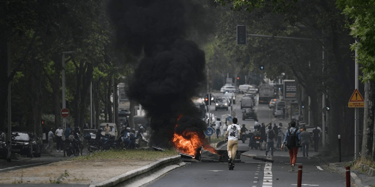 Fransa'yı polis kurşunuyla öldürülen Nael'in ateşi sardı; 4 kentte sokağa çıkma yasağı ilan edildi, 176 kişi gözaltına alındı