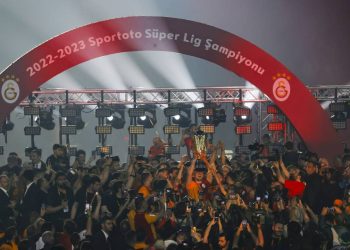Galatasaray şampiyonluk kupasını kaldırdı