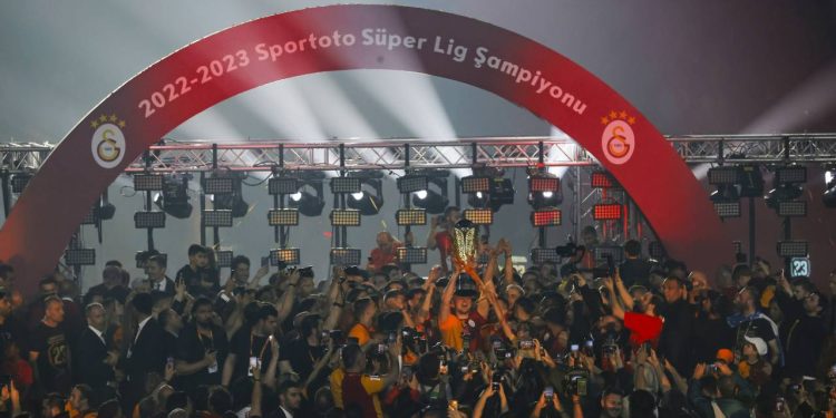 Galatasaray şampiyonluk kupasını kaldırdı