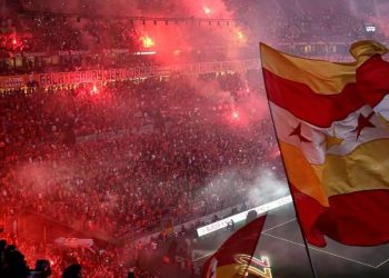 Spor Toto Süper Lig'in 36'ıncı haftasında Ankaragücü'nü 4-1 yenen ve şampiyonluğunu ilan eden Galatasaray'da taraftarlar tüm sezon takıma yoğun ilgi gösterdi. Maç başına 45 bin seyirci ortalaması yakalayan sarı-kırmızılı ekibin Fenerbahçe maçına da ilgi büyük.