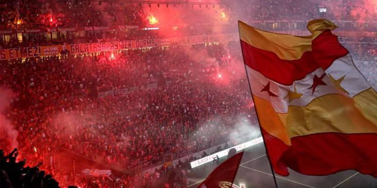 Spor Toto Süper Lig'in 36'ıncı haftasında Ankaragücü'nü 4-1 yenen ve şampiyonluğunu ilan eden Galatasaray'da taraftarlar tüm sezon takıma yoğun ilgi gösterdi. Maç başına 45 bin seyirci ortalaması yakalayan sarı-kırmızılı ekibin Fenerbahçe maçına da ilgi büyük.