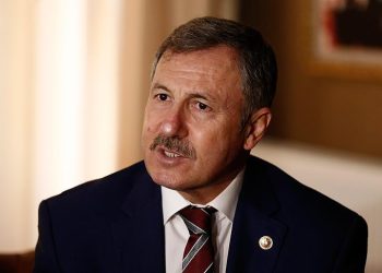 Gelecek Partisi Muğla Milletvekili Selçuk Özdağ, ekonomideki gelişmelere ilişkin olarak, "Bizden borç bile istediler diyerek milletimize hayal sattığı IMF’ye adım adım gidiyorlar" dedi.