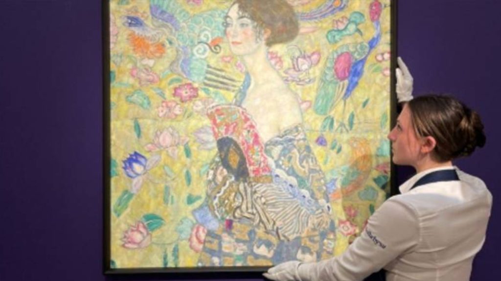 Gustav Klimt'in Yelpazeli Kadın tablosu rekor fiyata satıldı