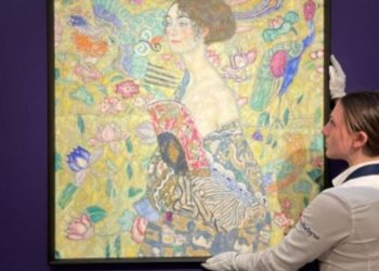 Gustav Klimt'in Yelpazeli Kadın tablosu rekor fiyata satıldı